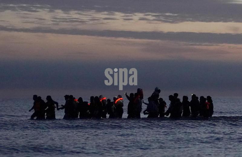 9/19/2025 - A group of people thought to be migrants wade into the sea to meet a small boat in Gravelines, France. Picture date: Friday September 19, 2025. (Photo by Gareth Fuller/PA Images/Alamy Images/Sipa USA) *** US Rights Only ***