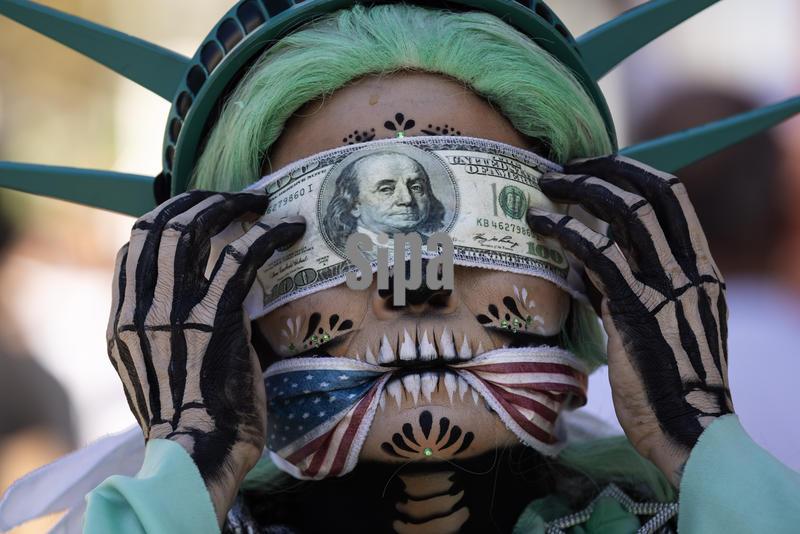 Thousands of demonstrators took part in the “No Kings March” through downtown Los Angeles to protest President Trump’s presidency and immigration policies.
10/18/25 Los Angeles, CA., USA
(Photo by Ted Soqui/SIPA USA)