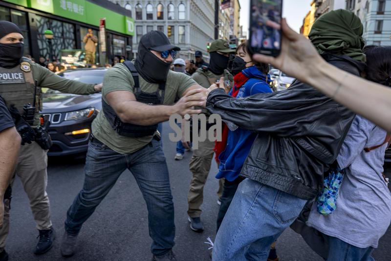 NEW YORK, NEW YORK - OCTOBER 21: Federal agents and law enforcement conduct a raid on street vendors during rush hour on October 21, 2025 in New York City. New Yorkers witnessing the attempted detainements began protesting and attempted to block agents.(Photo by Michael Nigro/Sipa USA)