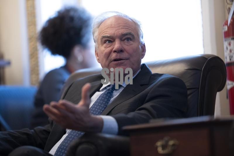 DC: Tim Kaine Leads Pen and Pad with Reporters 