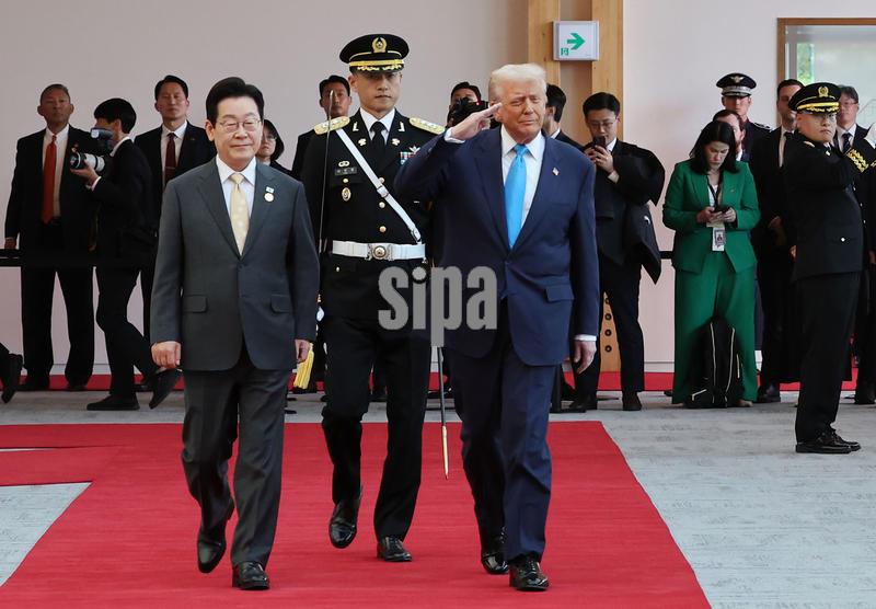 29 OCT 2025 – Gyeongju, South Korea: (This photos handout) U.S. President Donald Trump walks with South Korean President Lee Jae Myung as they prepare to attend a bilateral lunch meeting at the Gyeongju National Museum in Gyeongju, South Korea on October 29, 2025. Trump is in South Korea for the APEC meetings, following an appearance at the ASEAN summit. (Photo by: Yonhap News/POOL/Handout via Sipa USA)