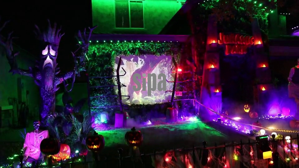 AZ: Some houses go all-in on Halloween decorations