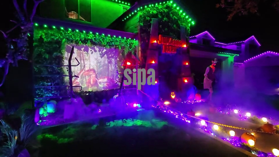 AZ: Some houses go all-in on Halloween decorations