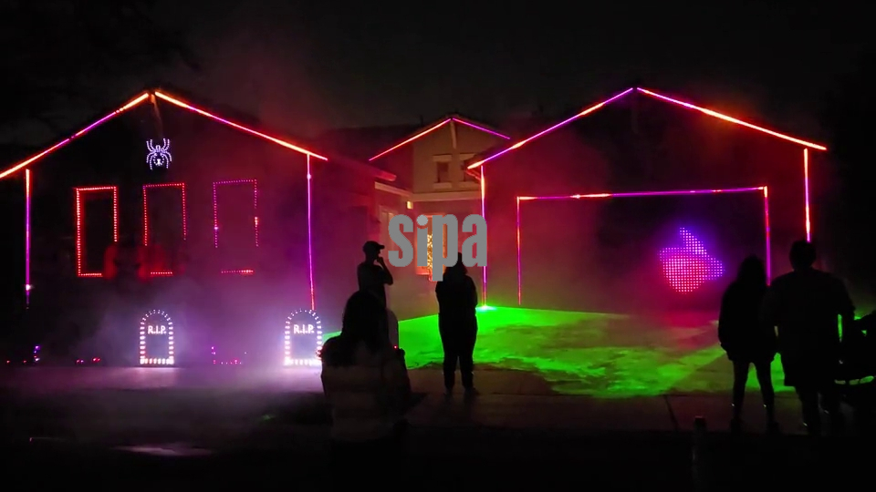 AZ: Some houses go all-in on Halloween decorations