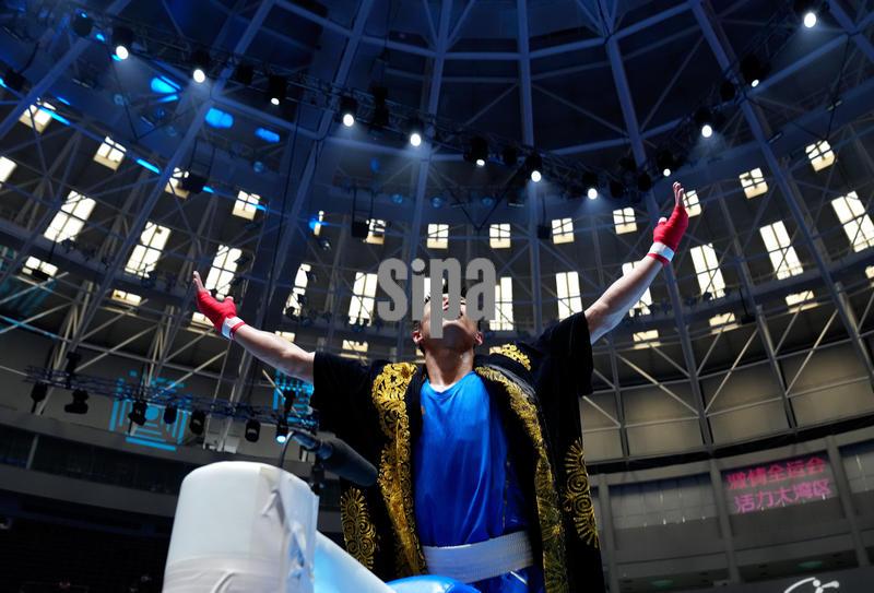 (251114) -- SHENZHEN, Nov. 14, 2025 (Xinhua) -- Zhu Jianhao of Guangdong celebrates after defeating Yibulayimu Mamuti of Xinjiang in the men's 63.5kg final of boxing at China's 15th National Games in Shenzhen, south China's Guangdong Province, Nov. 14, 2025. (Xinhua/Peng Yikai) (Photo by Xinhua/Sipa USA)