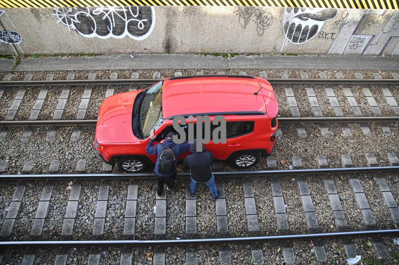 Accident in Vienna. A car drove onto the tracks near the central Railway station, blocking tram traffic in Vienna, Austria on November 18, 2025. (Photo by Aleksy Witwicki/Sipa USA)
