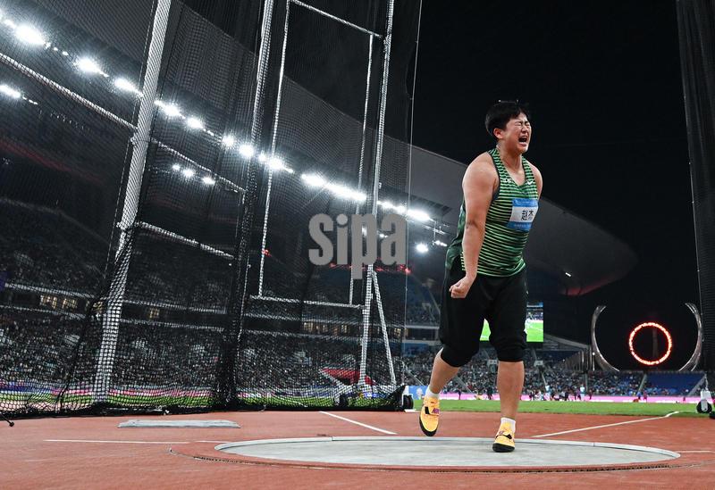 (251120) -- GUANGZHOU, Nov. 20, 2025 (Xinhua) -- Zhao Jie of Jiangsu reacts during the women's hammer throw final of athletics at China's 15th National Games in Guangzhou, south China's Guangdong Province, Nov. 20, 2025. (Xinhua/Jiang Han) (Photo by Xinhua/Sipa USA)