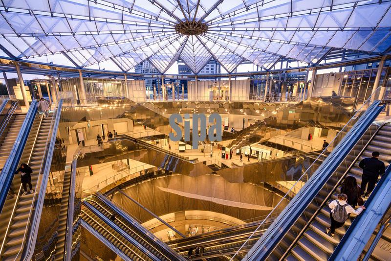 FRANCE. ILE DE FRANCE. VAL-DE-MARNE (94). VILLEJUIF. THE VILLEJUIF GUSTAVE ROUSSY METRO STATION (ARCHITECT DOMINIQUE PERRAULT) ON LINE 14. A 50-METRE SKYLIGHT AND 32 ESCALATORS. SERVED BY LINE 15 IN 2026, IT WILL BE ONE OF THE MAIN TRANSFER STATIONS FOR THE GRAND PARIS EXPRESS, THE PUBLIC TRANSPORT NETWORK AROUND PARIS.