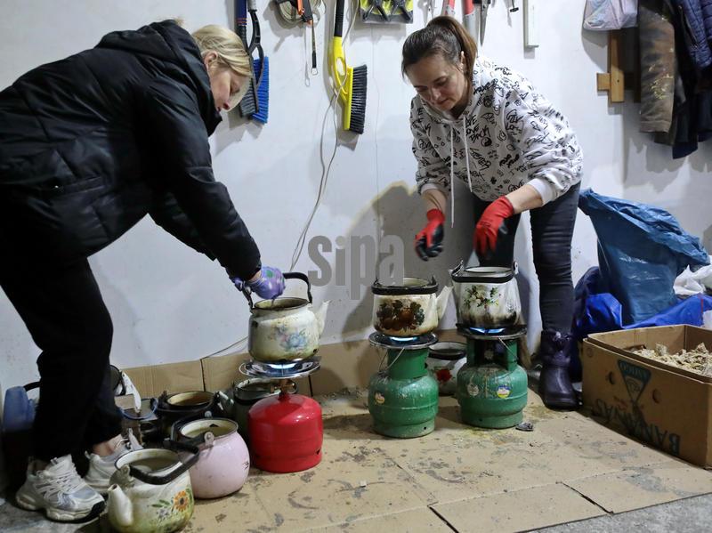 Volunteers make trench candles for Ukrainian army in Kyiv region 
