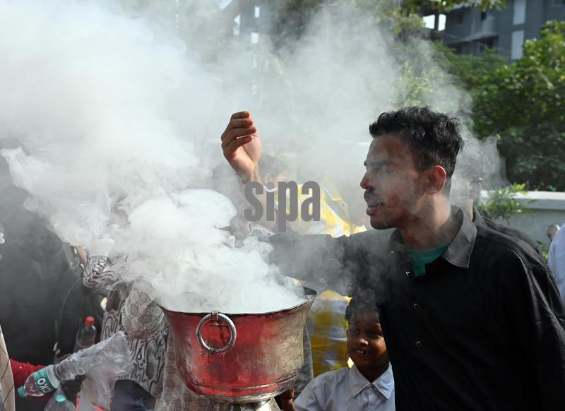 India: Mumbai Police Start Off Mahim Dargah Urs, 10-Day Fair Begins