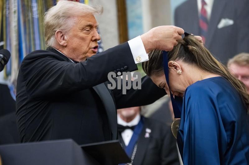 President Donald Trump Awards 2025 Kennedy Center Honorees With Medallions 