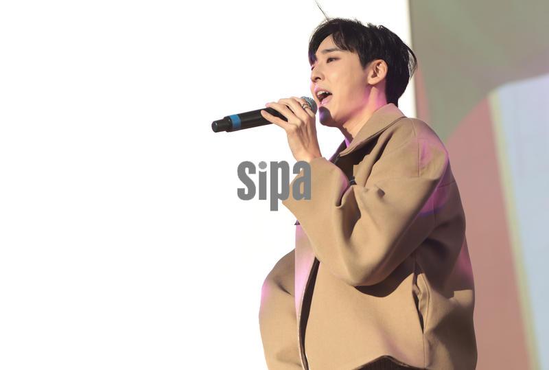 iHeartRadio 102.7 KIIS FM's Jingle Ball 2025 - Pre-Show Village in Inglewood, US - 05 Dec.