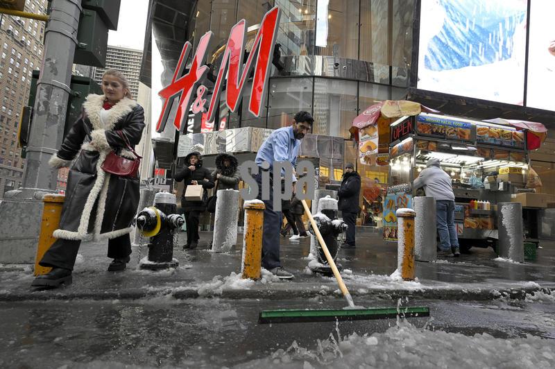 NY: First Snowfall Of The Season In New York City