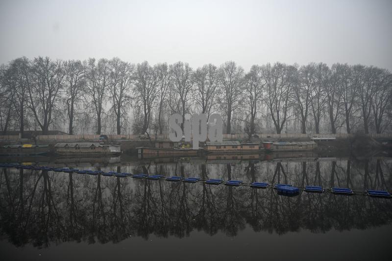 India: Morning Fog Engulfs Srinagar As Cold Wave Continues In Kashmir