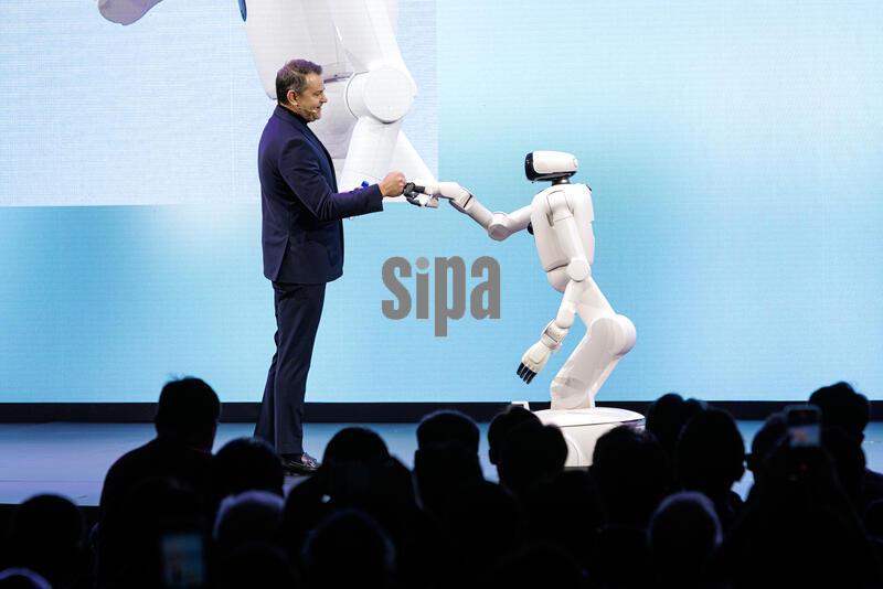Steve Scarbrough, Eco Solution Sales, LG Electronics, presents at the LG presentation during Media Days at the Consumer Electronics Show (CES) at Mandalay Bay in Las Vegas on January 5, 2026. (Photo by Travis P Ball/Sipa USA)