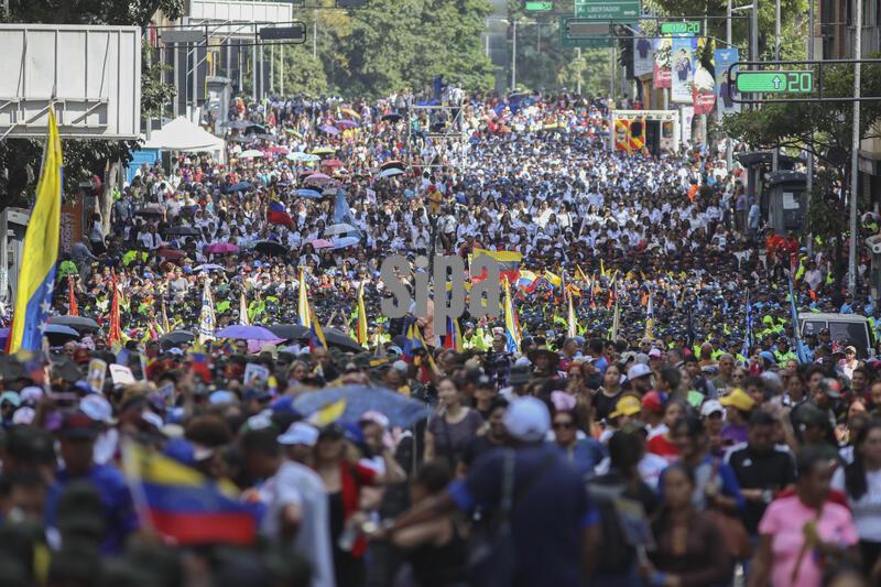 (260107) -- CARACAS, Jan. 7, 2026 (Xinhua) -- People attend a rally in support of President Nicolas Maduro in Caracas, Venezuela, Jan. 6, 2026. (Str/Xinhua) (Photo by Xinhua/Sipa USA)