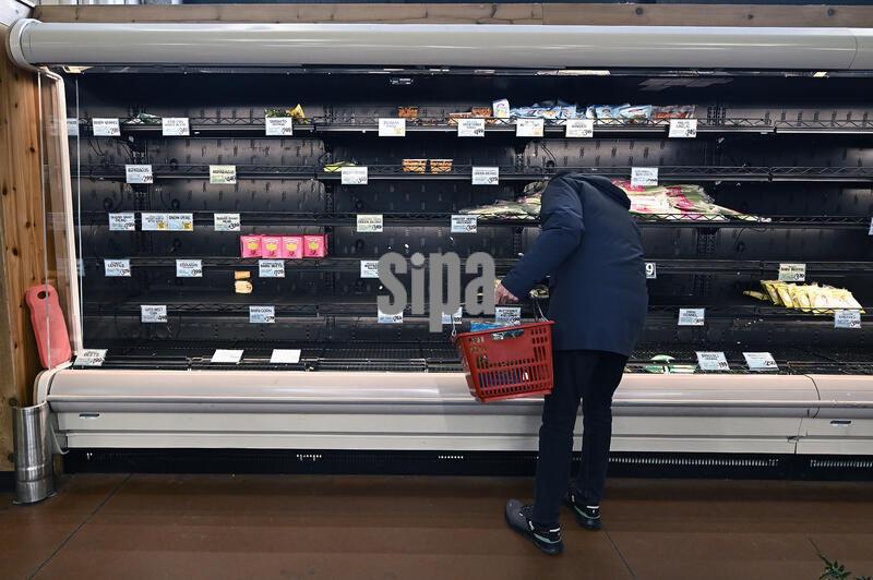 NY: Empty Shelves At Treader Joe Ahead of Winter Storm