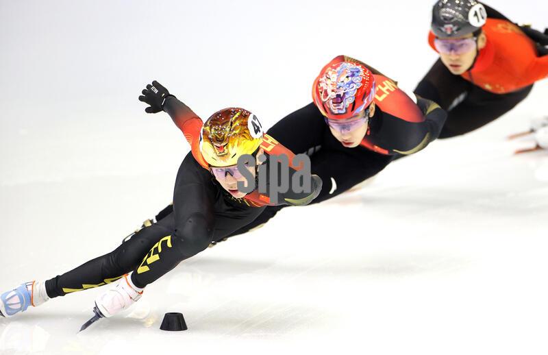 (260129) -- BEIJING, Jan. 29, 2026 (Xinhua) -- Chinese short track speed skater Zhang Bohao (L) attends a training session ahead of the upcoming Milan-Cortina 2026 Winter Olympics in Beijing, China, Jan. 29, 2026. (Xinhua/Zhang Chen) (Photo by Xinhua/Sipa USA)