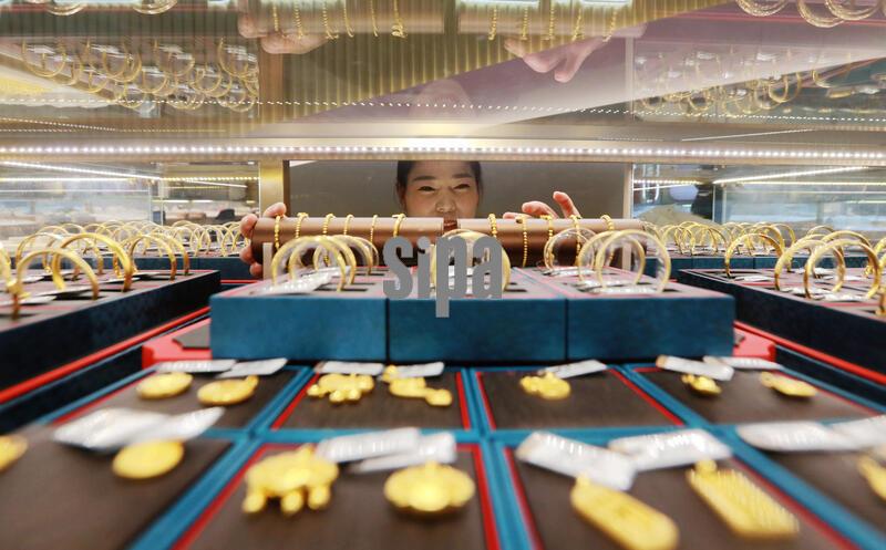 (260130) -- BEIJING, Jan. 30, 2026 (Xinhua) -- A staff member arranges gold accessories at a gold shop in Yangzhou City of east China's Jiangsu Province, Jan. 29, 2026.
  Both the international spot gold price and the April gold futures price on the New York Mercantile Exchange broke through the historical high of 5,500 U.S. dollars per ounce on Jan. 28. (Photo by Meng Delong/Xinhua) (Photo by Xinhua/Sipa USA)