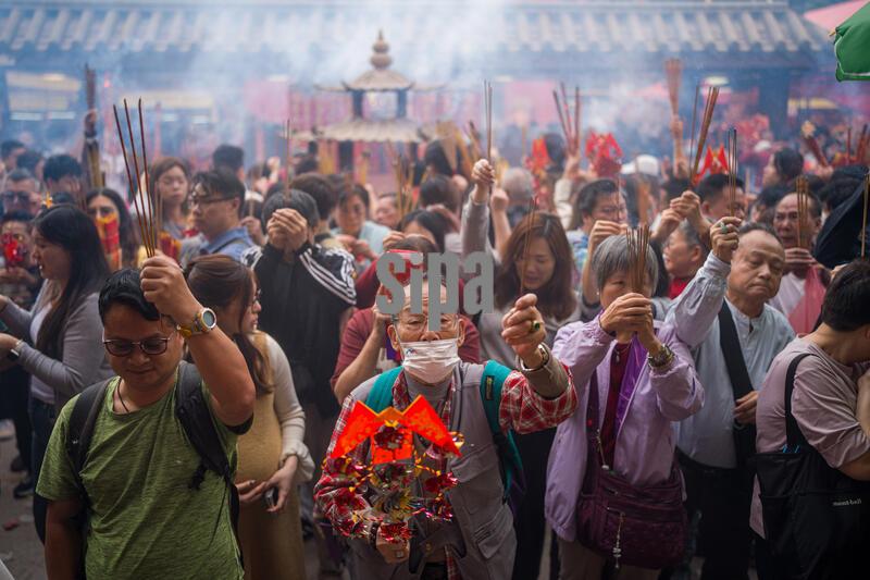 worshippers holding burning joss sticks waiting to enter Che Kung Temple, Hong Kong, February 19, 2026. Hong Kong welcomes the year of the horse in the zodiac calendar. NEXPHER/Vernon Yuen