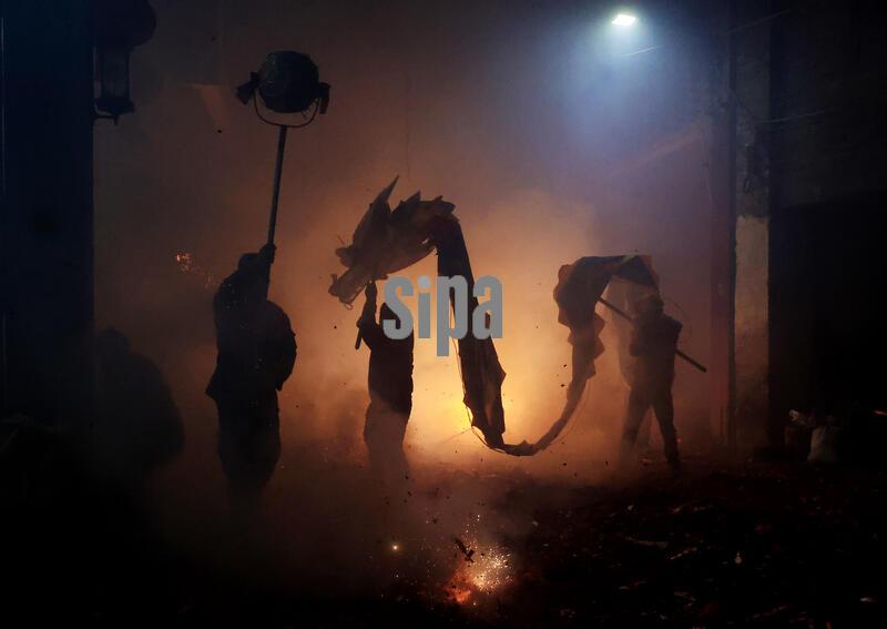 LIUZHOU, CHINA - FEBRUARY 19, 2026 - People are waving traditional craft dragons made of bamboo strips, gauze, and other materials to celebrate the Chinese Lunar New Year in Fushi Town, Rong'an County, Liuzhou City, Guangxi Province, China on the evening of February 19, 2026. (Photo by CFOTO/Sipa USA)