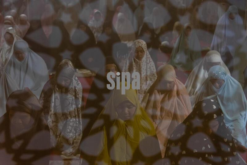 Muslims seen praying during the first day of Ramadan at the Islamic Centre in Bangkok. Ramadan is the ninth month of the Islamic calendar, and it is a month of fasting, prayer, and meditation for Muslims all over the world. (Photo by Peerapon Boonyakiat / SOPA Images/Sipa USA)