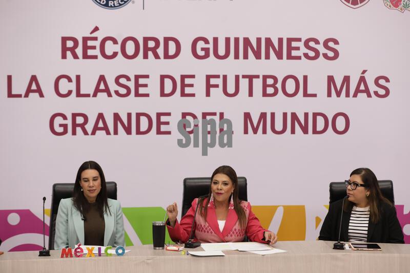 Mexico: Guinness World Record “The World’s Largest Football Class Press Conference