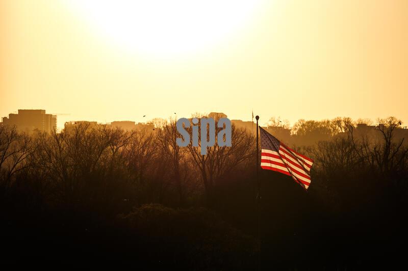 DC: Washingtonians Enjoy First Warm Weather of the Year