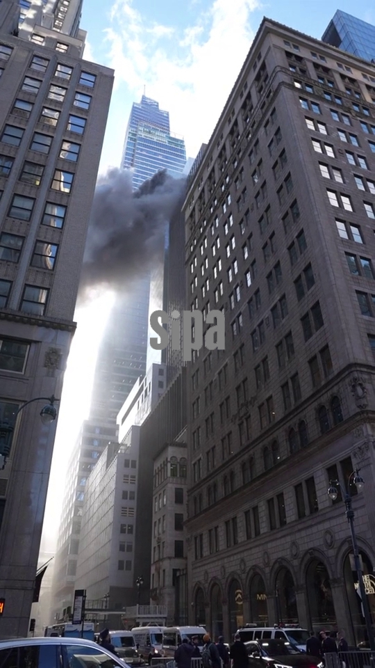 Fire on 6 East 43rd Street highrise