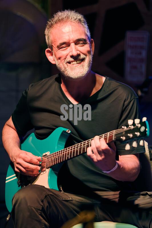 Brazil: Leo Amuedo performance at Alma