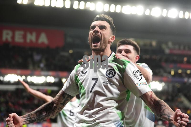 3/26/2026 - Republic of Ireland's Troy Parrott (centre) celebrates scoring their side's first goal of the game from the penalty spot with team-mates during the 2026 FIFA World Cup European Play-off Semi-final match at the Fortuna Arena, Prague, Czechia. Picture date: Thursday March 26, 2026. (Photo by Adam Davy/PA Images/Alamy Images/Sipa USA) *** US Rights Only ***