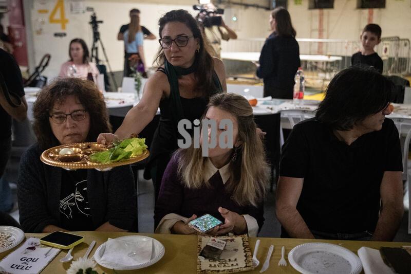 (260402) -- TEL AVIV, April 2, 2026 (Xinhua) -- People hold a Passover Seder at an underground shelter in Tel Aviv, Israel, April 1, 2026. The week-long Jewish holiday of Passover began at sunset on April 1 and will end at sunset on April 8. As the military conflict continues, some Israelis chose to observe the traditional holiday meal in protective facilities. (Xinhua/Chen Junqing) (Photo by Xinhua/Sipa USA)