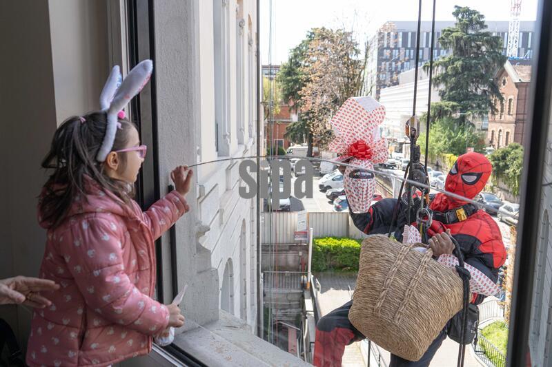 Milan, De Marchi Pediatric Clinic, "flying" Spidermen descend from the facade of the De Marchi Pediatric Clinic of the Policlinico to deliver Easter eggs to hospitalized children during the holidays, organized by the De Marchi ETS Foundation (Photo by Giulia Sciacca / ipa-agency.net/IPA/Sipa USA)