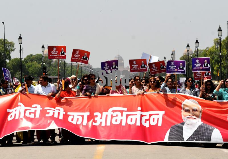 India: Women Form Human Chain To Expresses Gratitude to PM Narendra Modi Over Women's Reservation Act