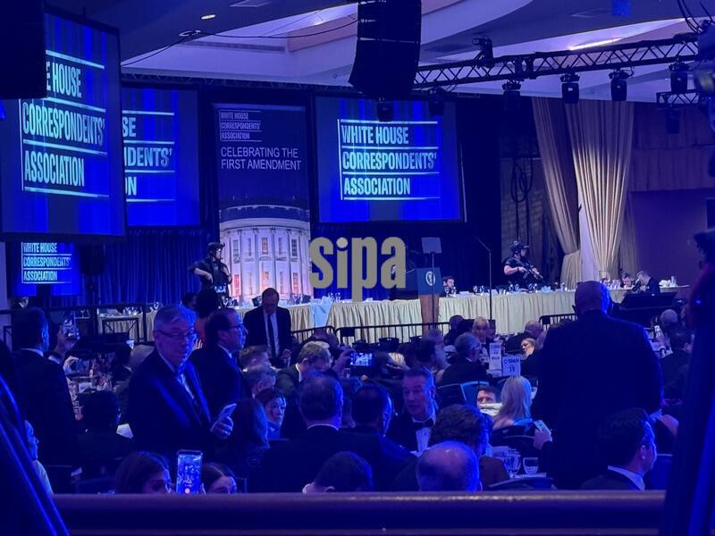 Tactical law enforcement officers stand on the head-table dais near the presidential lectern inside the main ballroom of the Washington Hilton during the White House Correspondents' Association dinner in Washington, D.C., on Saturday, April 25, 2026, after a gunman rushed a Secret Service screening checkpoint with multiple weapons. President Donald Trump and other officials were evacuated from the room and a suspect was taken into custody.(Photo by Samuel Rigelhaupt/Sipa USA)