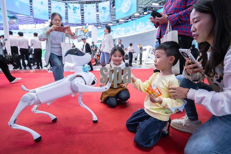 (260430) -- FUZHOU, April 30, 2026 (Xinhua) -- Children interacts with a quadruped robot at the on-site experience zone of the 9th Digital China Summit in Fuzhou, southeast China's Fujian Province, April 29, 2026.
  Visitors to the ongoing 9th Digital China Summit are able to interact with more than 100 cutting-edge technologies at the event's on-site experience zone at the Fuzhou Strait International Convention and Exhibition Center. Public access to the zone remains open until May 4. (Xinhua/Gao Yongwei) (Photo by Xinhua/Sipa USA)
