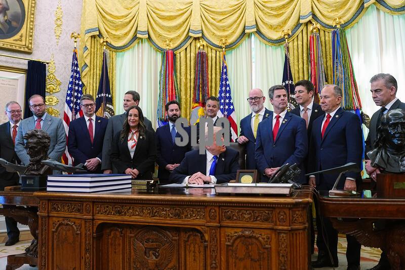 DC: Trump Signs a Series of Executive Orders