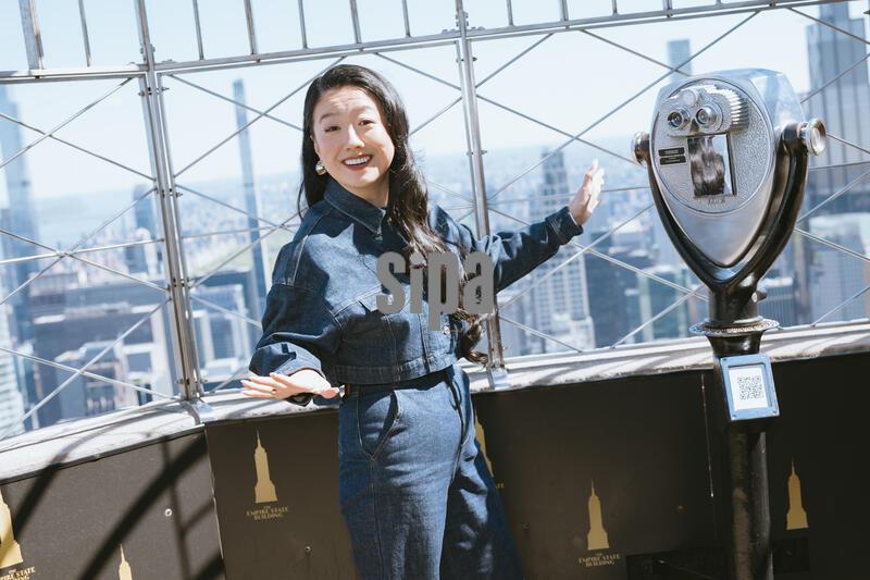 NY: The Cast of The Shrinking Visits the Empire State Building