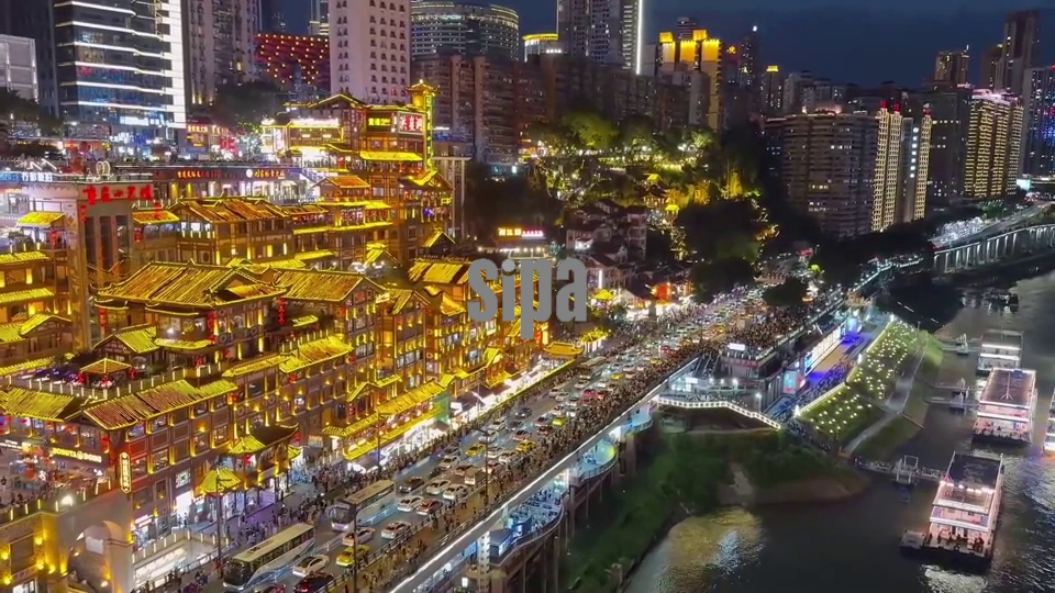 China: Foreign tourists enjoy convenient travel experience in Chongqing