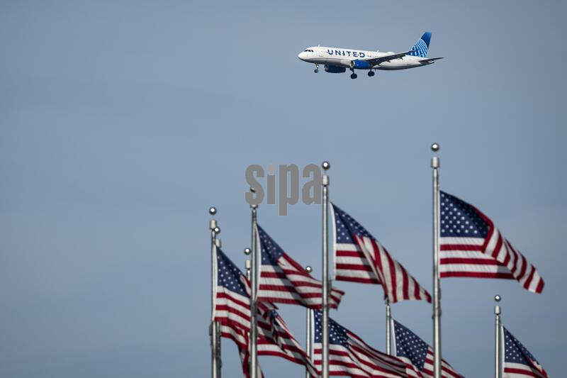DC: Airplanes Landing