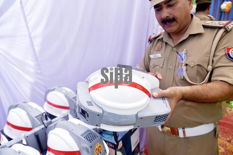 India: Ghaziabad Police Distribute AC Helmets To Frontline Traffic Personnel To Provide Relief From Heatwave