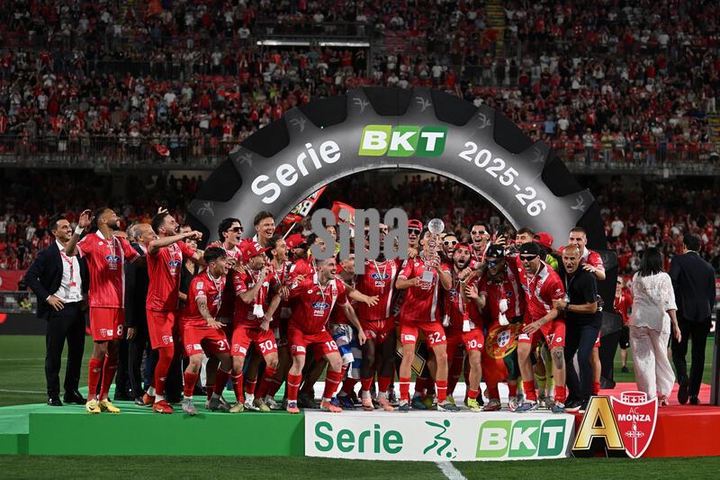 Italia: I Giocatori Del Monza Alzano La Coppa E Festeggiano La Promozione in Serie a Durante La...