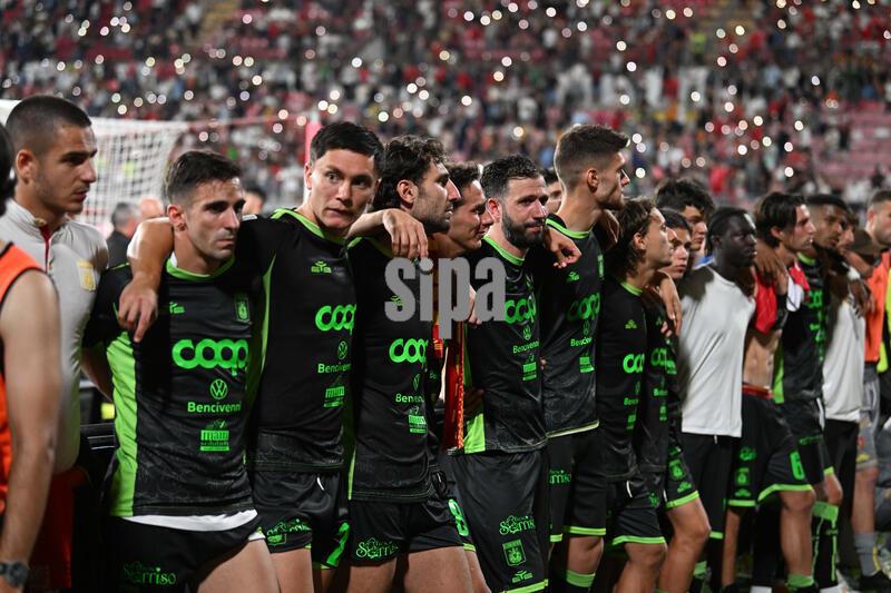Italia: La Delusione Dei Giocatori Del Catanzaro a Fine Gara Durante La Partita Tra Monza E...