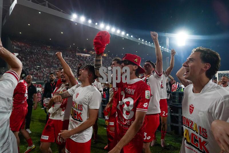 Italia: La Squadra Dell'ac Monza Festeggia La Promozione in Serie a Durante La Partita Tra Monza...