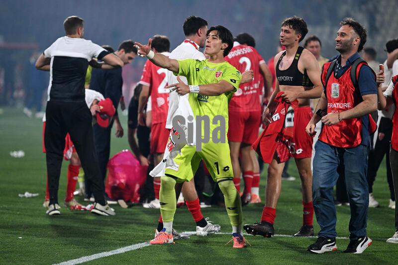 Italia: I Giocatori Del Monza Festeggiano La Promozione in Serie a Durante La Partita Tra Monza...