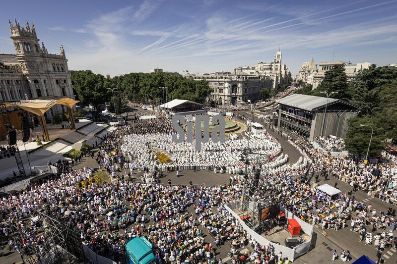 Pope Leo XIV presides over the Corpus Christi Mass in the Plaza de Cibeles, joined by King Felipe VI, Queen Letizia, Princess Leonor and Infanta Sofía, in Madrid, Spain on June 7, 2026, during the Solemnity of Corpus Christi ceremony, which includes a Eucharistic procession and gathers high-ranking civil and religious authorities as well as numerous faithful. Photo by Carlos Luján/Europa Press/Abaca/Sipa USA