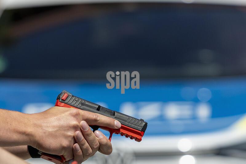 Innenstaatssekretär Sandro Kirchner gibt Startschuss für Taser-Pilotphase bei der Bayerischen Polizei