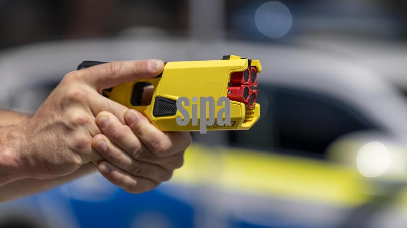 Polizeibeamter zielt mit Taser 7: Einsatzvorbereitung während Pilotphase in Schweinfurt