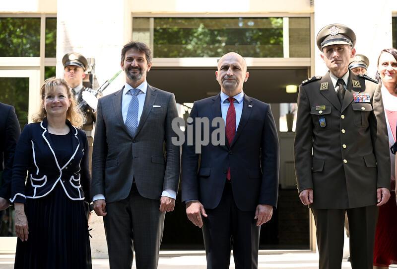 Croatian Defence Minister Anusic receives Slovak Defence Minister Kalinak