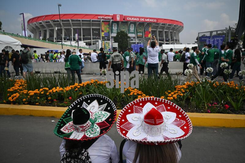 (260612) -- MEXICO CITY, June 12, 2026 (Xinhua) -- Football fans are seen outside the Mexico City Stadium, where the opening ceremony and opening match of the 2026 FIFA World Cup is held, in Mexico City, Mexico, June 11, 2026. (Photo by Daniel Augusto/Xinhua) (Photo by Xinhua/Sipa USA)